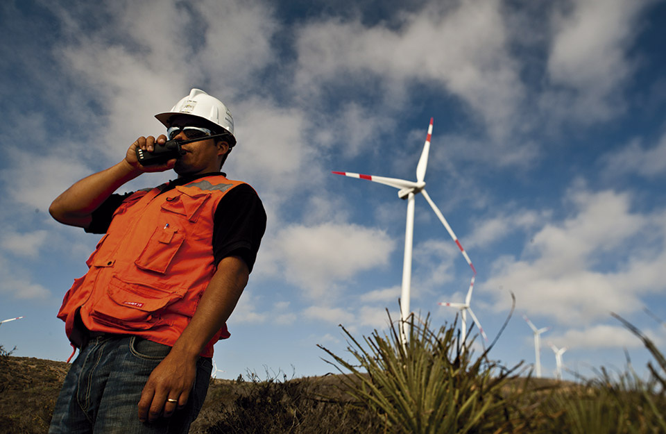 imagen-hombre-planta-energía-eólica-Estudia-energías-renovables-Chile-lider-mundial-esta-materia