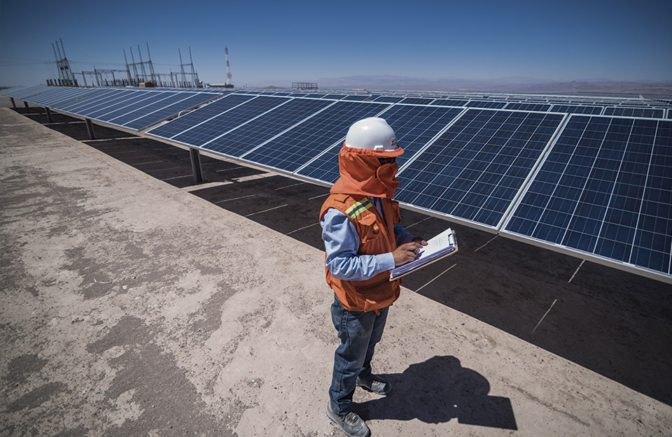 imagen-hombre-paneles-solares-Estudia-energías-renovables-Chile-lider-mundial-esta-materia