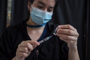 Chile ha vacunado completamente al 78,34% de su población objetivo contra el Covid-19