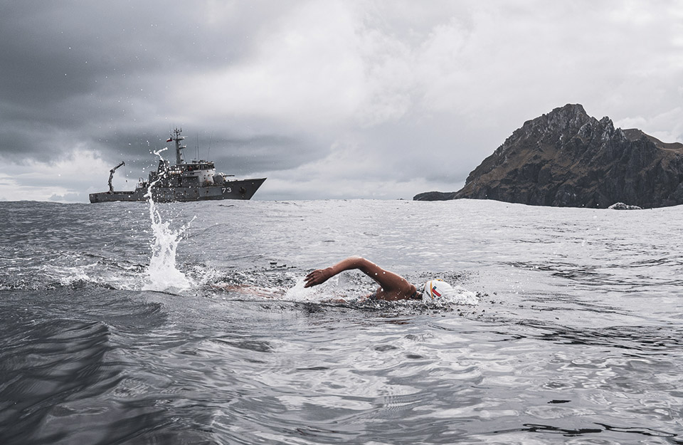 Bárbara Hernández logra récord de nado en Cabo de Hornos tras posponer hazaña Antártica: “Este nado es una forma de demostrar que nada es imposible”